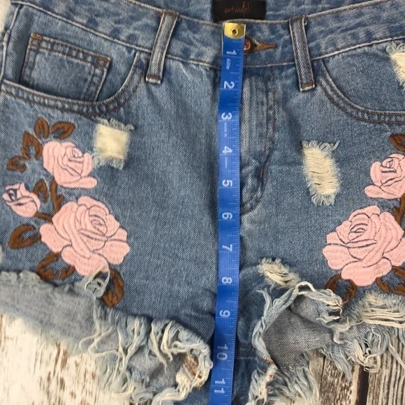 OnTwelfth Women Floral Embroidered Short Size 26 - Picture 5 of 9